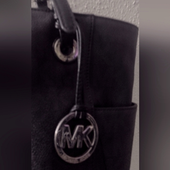 Michael Kors handbag black side pockets. Make an offer 💞 - Picture 3 of 6